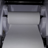 Drucker mit geöffneter Klappe und eingelegtem Papier (selbe Sicht wie oben)