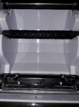 Drucker mit geöffneter Klappe und Kunststoffstange am richtigen Platz